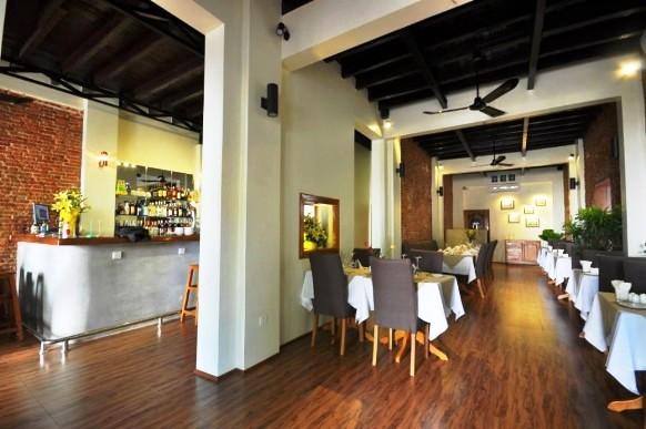 Olive, c’est la cuisine de saison dans ce restaurant de Siem Reap qui propose la cuisine méditerranéenne. Le cadre est vraiment agréable : la salle à manger avec des briques et des poutres apparentes, les tables sont nappées de blanc, les banquettes sont confortables. La cuisine est vraiment délicieuse, les plats sont biens présentés et sont délicieux et très variés. Pour ne rien gâcher, les parts sont servies généreusement. Petites olives et pains chaud, beurre sont servis tout au cours du repas. Un lieu que nous conseillons pour diner le soir à Siem Reap, vous y apprécierez une alternative à la cuisine asiatique. Olive, c’est la cuisine de saison dans ce restaurant de Siem Reap qui propose la cuisine méditerranéenne.